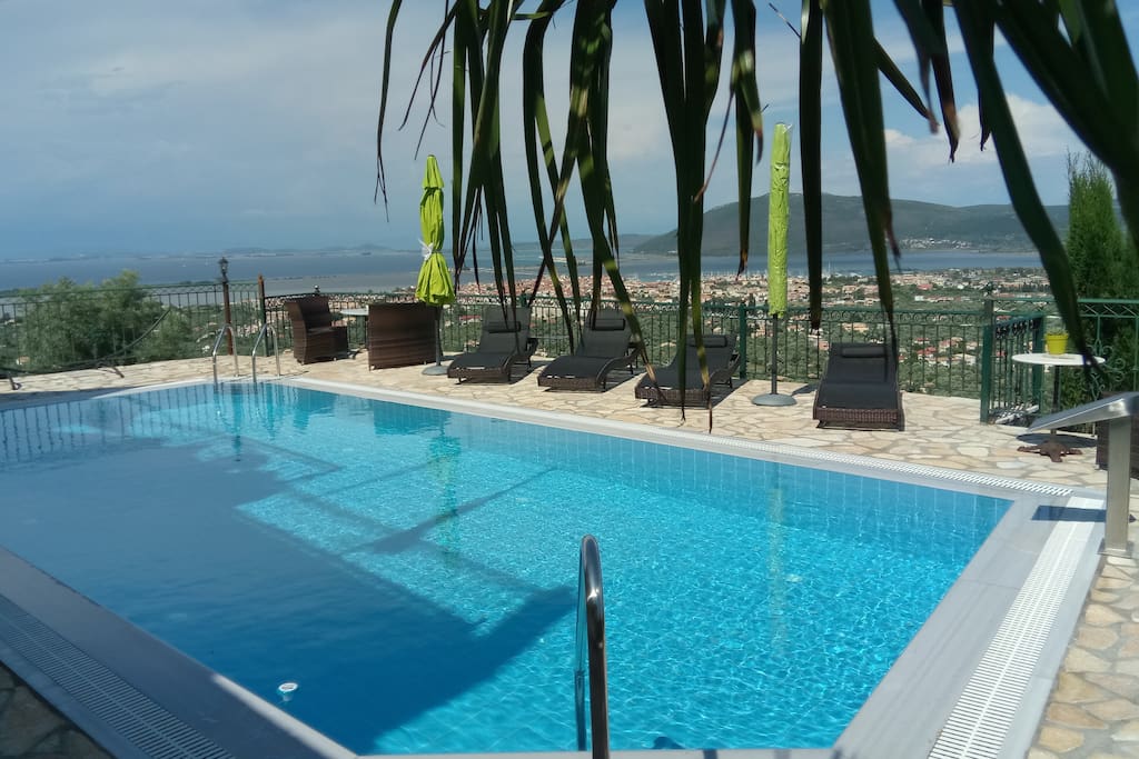 Blick vom Pool über die Stadt zum Meer