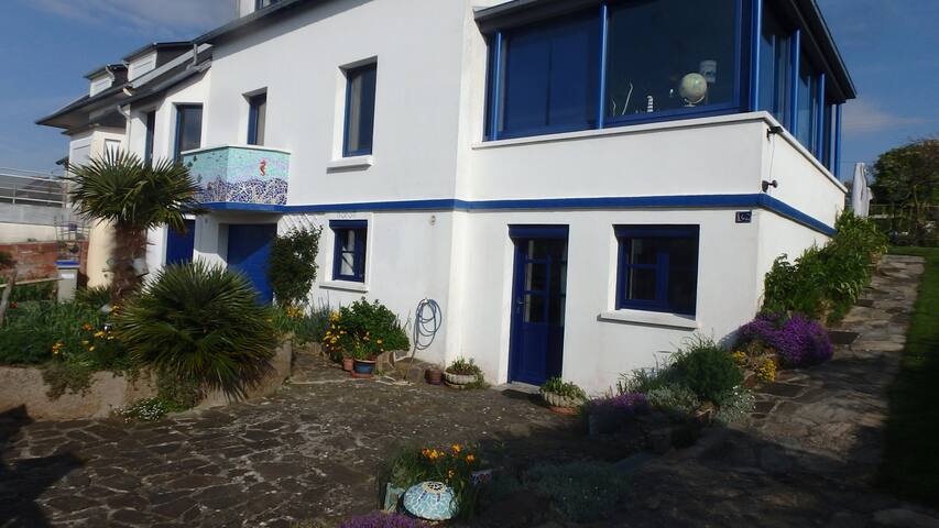 DONVILLE: Gîte on the GR223 at 100 m from the beach