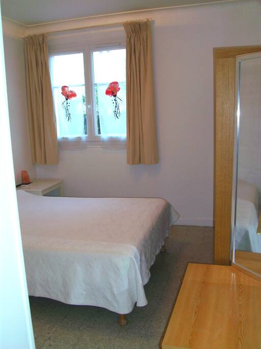 Chambre au calme donnant sur cour.