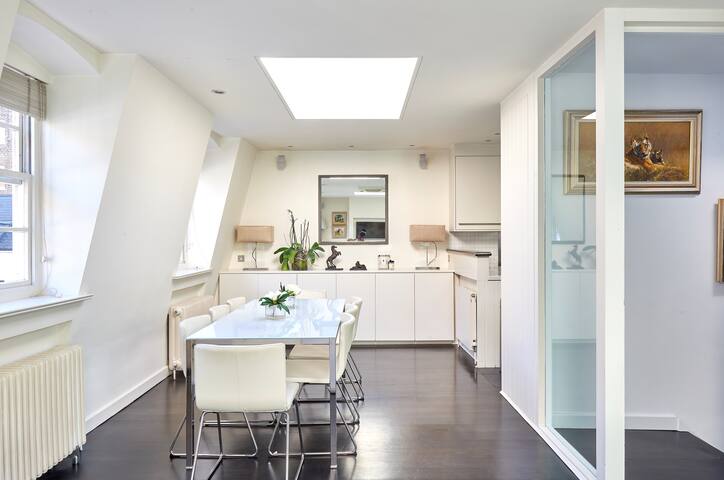 Stunning Luxury Knightsbridge House gallery image 4