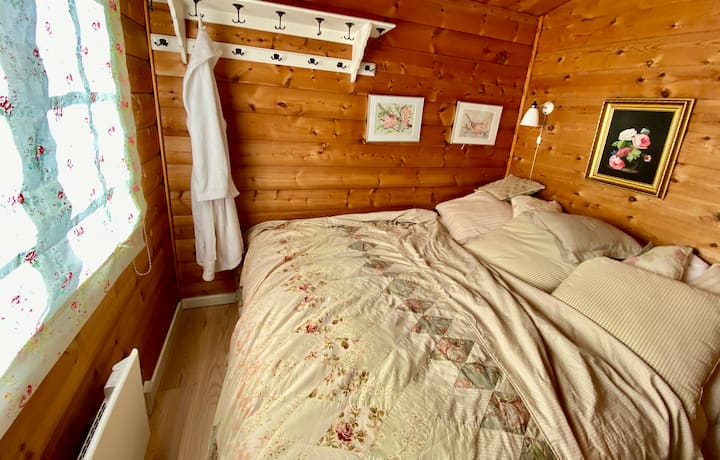 غرفة نوم وردية بسرير 160 × 200 سم