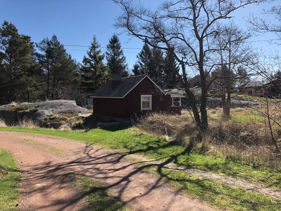 Stugan ligger bredvid två mindre bilvägar som leder till några andra privata stugor.
The cabin lies next to two small roads that leads to some other private cottages.