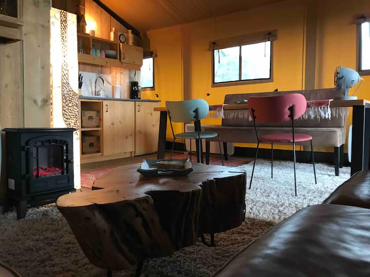 La nouvelle salle à manger spacieuse avec le nouveau poêle à cheveux pour encore plus d'atmosphère. Il y a un total de 4 chaises dans la salle à manger et un canapé spacieux pour 3 personnes.