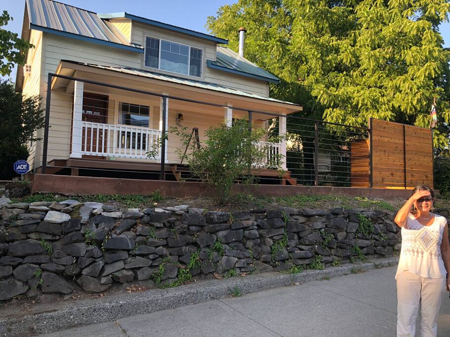 Polished metal fence with cedar privacy fence/patio nook for bbq and entertaining