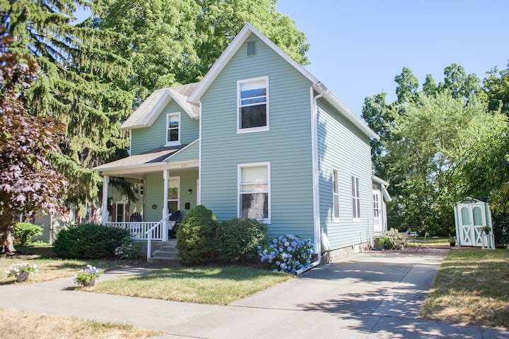 Immaculate downtown home by Kollen Park & Lake Mac