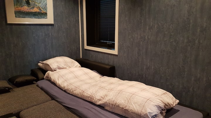 Dnevni boravak - kauč na razvlačenje. Jednostruki ili dvostruki.

Moguće je namjestiti dodatni bračni krevet u TV sobi. 