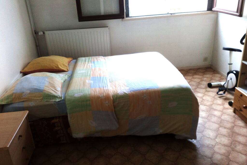 Chambre lit double, armoire,salle de bain, WC ect...