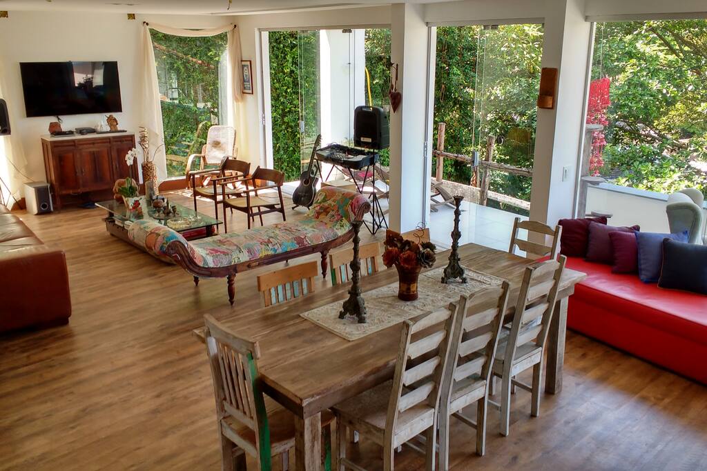 Sala integrada à cozinha/sala de jantar, com 12 metros de extensão, varanda, integrada à natureza