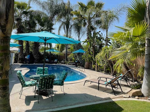 Inviting 3bd/2ba Clovis home w/pool, jacuzzi,gym.