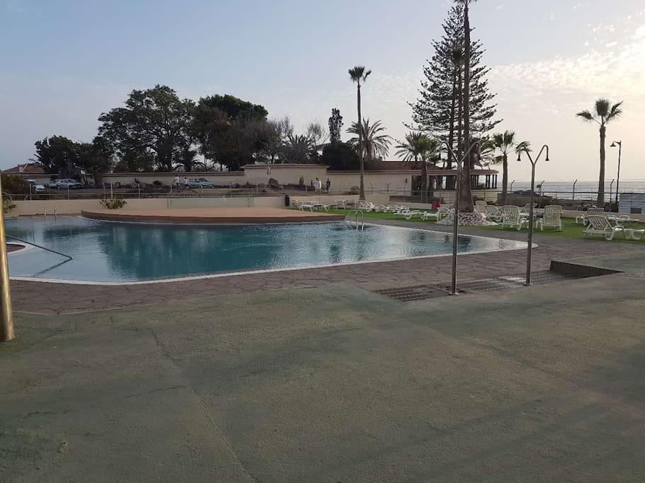 lovely swimming pool in front of the sea, great breeze