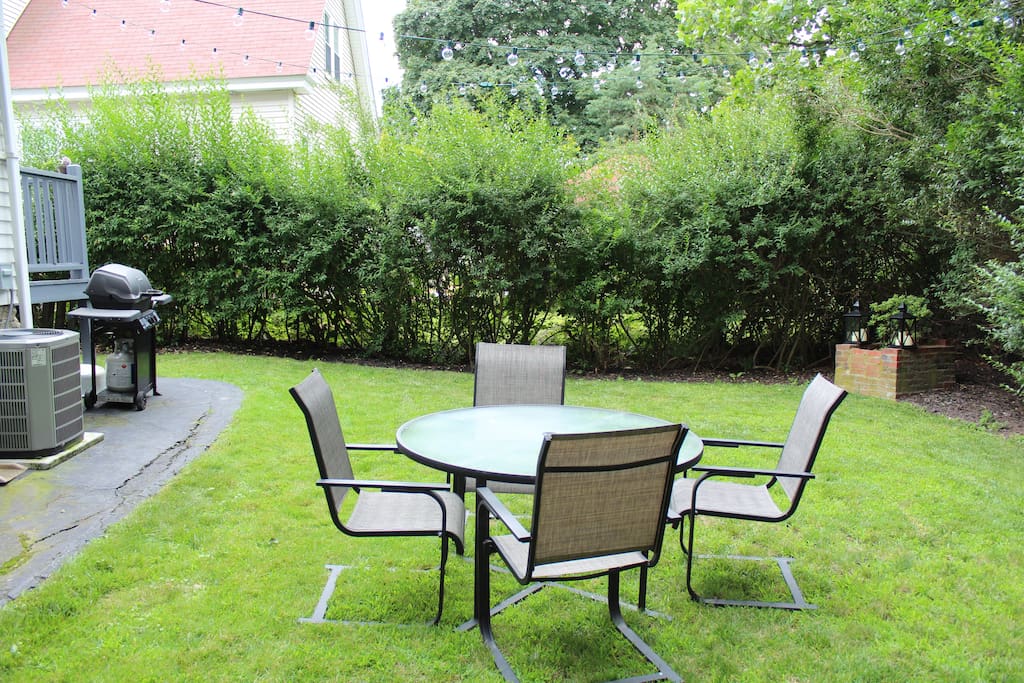 Quiet backyard with tall hedges for privacy. Enjoy the birds chirping away!