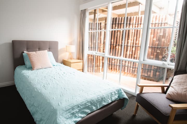 Მესამე საძინებელში ასევე არის ერთადგილიანი საწოლი 193 × 203 სმ