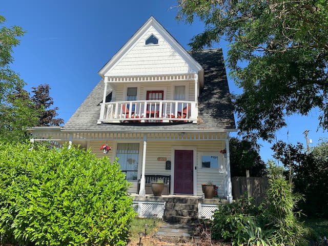 Beautiful 1895 Victorian Home near the Tacoma Mall