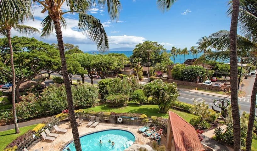 Resort w/3 Pools &1 min to famous Beach Remodeled!