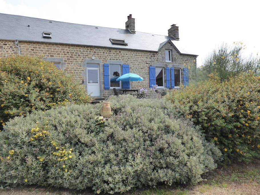 Côté OUEST de la maison avec terrasse