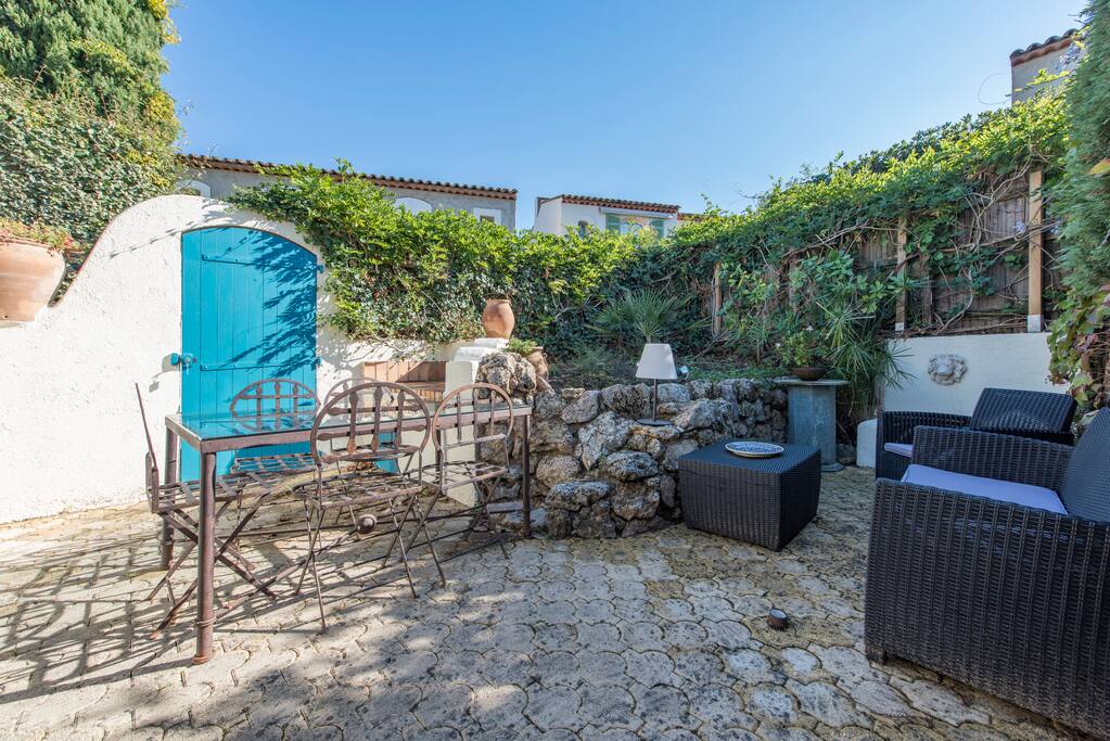 Front Garden / Jardin