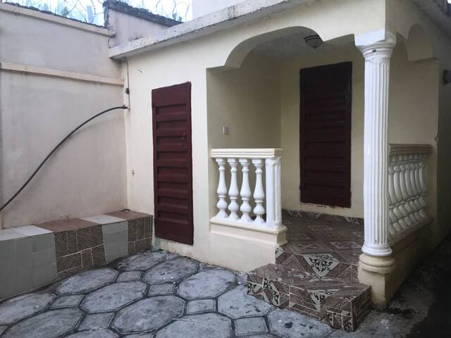 GROUND FLOOR 1 BR STE W/ AC, H/W, W/Less INTERNET