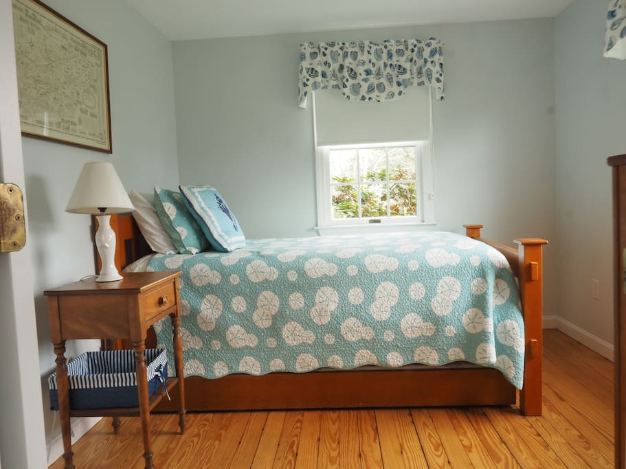Twin bed with twin trundle pull out (sleeps 2)