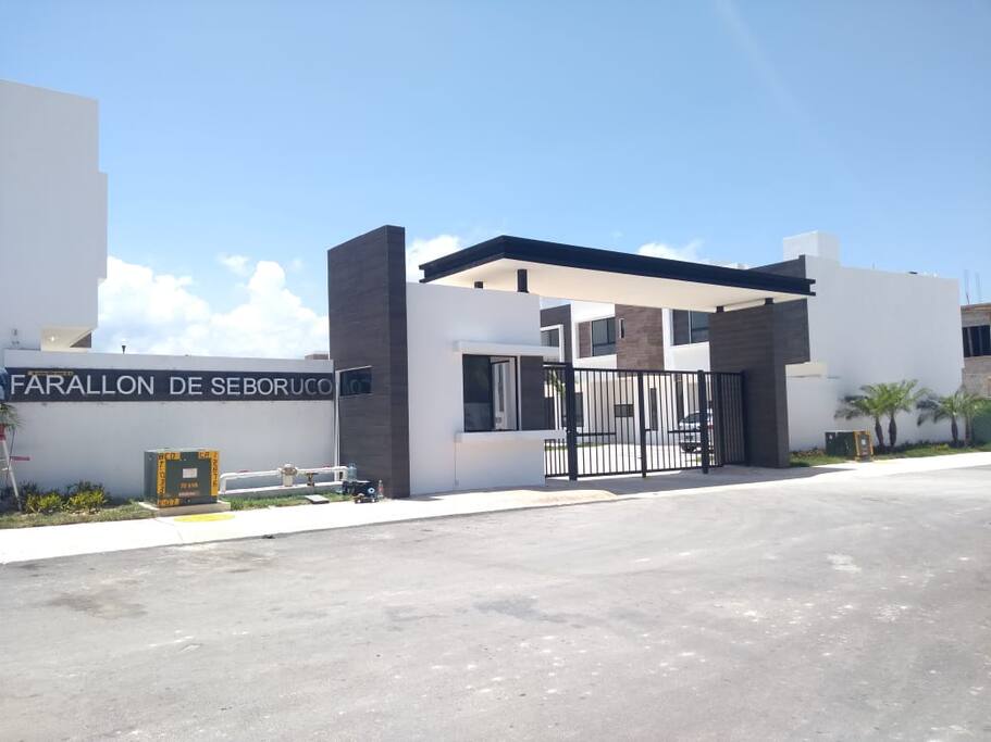 Entrada al condominio.