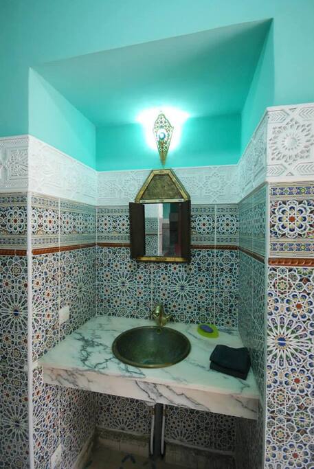 Lavabo visiteurs dans le couloir d'entrée - Guest sink in entrance