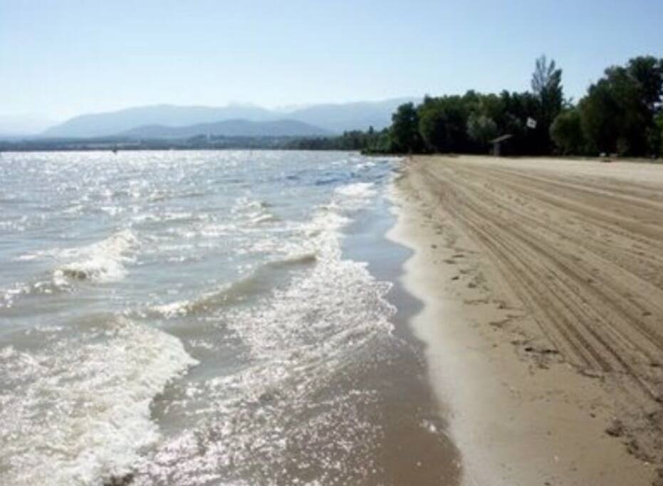 A 200m de l'unique plage de sable du lac Léman, paradis des enfants