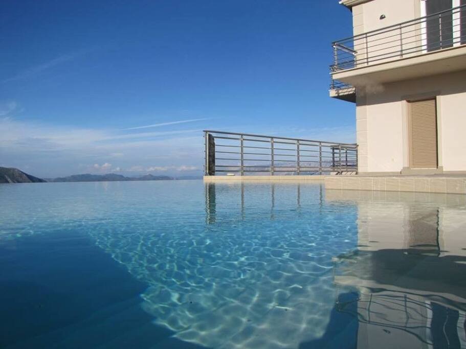 Lefkas: Infintiy Pool på 10x5 meter (1.6m dypt)