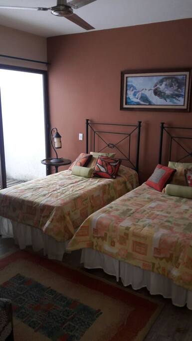 habitacion con dos camas matrimoniales