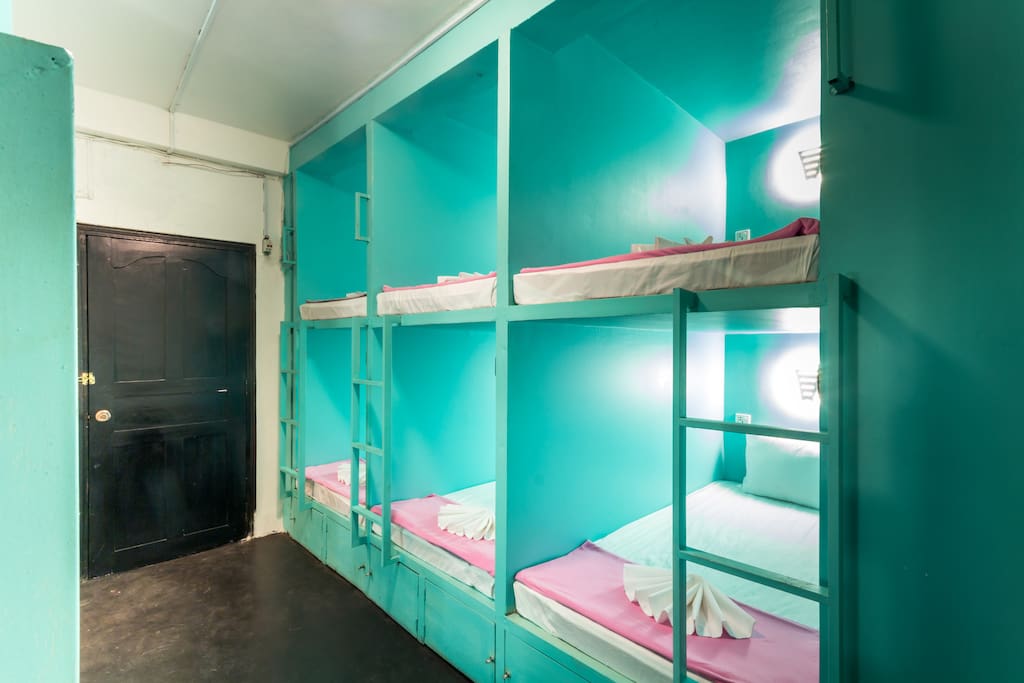 10 beds dormitory with capsule style