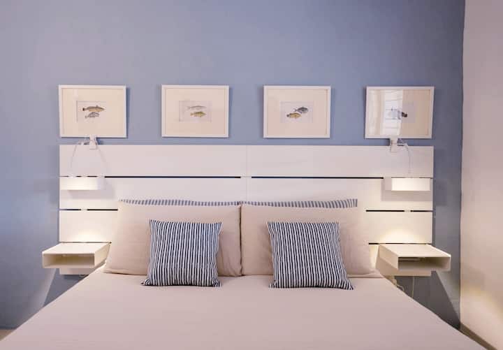 Трета спална соба со брачен кревет и перници од мемори пена за максимална удобност, со паметен телевизор и приватна бања. Дополнително чистење на барање. 