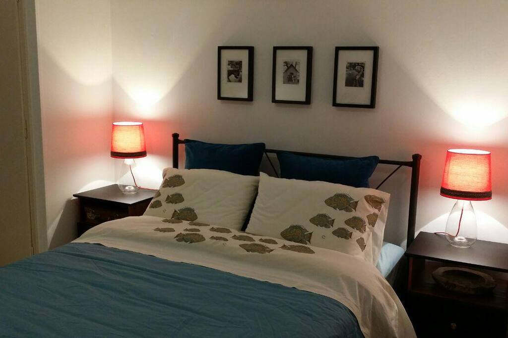 Room 2:
Size 4 m x 3.5 m, sunny bedroom with queen-size bed (150 x 200 cm) and side cabinets, built in robes and shelves, comfortable chair and table, ceiling fan with lights plus air-conditioning, heating.
You have access to a shared balcony with table and seating overlooking the square from the 4th floor with view to Lycabettus Hill.