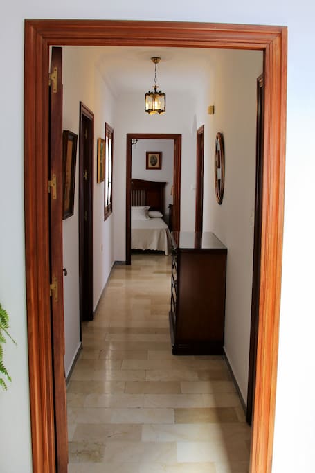 Pasillo que conduce al segundo baño y los dormitorios