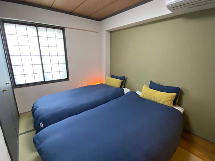 寝室1
2台のシングルベッドとクローゼットをご利用いただけます。
寝具は季節に合わせておりますので、快適にお過ごしいただけます。

ベッドルーム1
シングルベッド2台とクローゼット1台をご利用いただけます。
寝具は季節ごとに適しています。