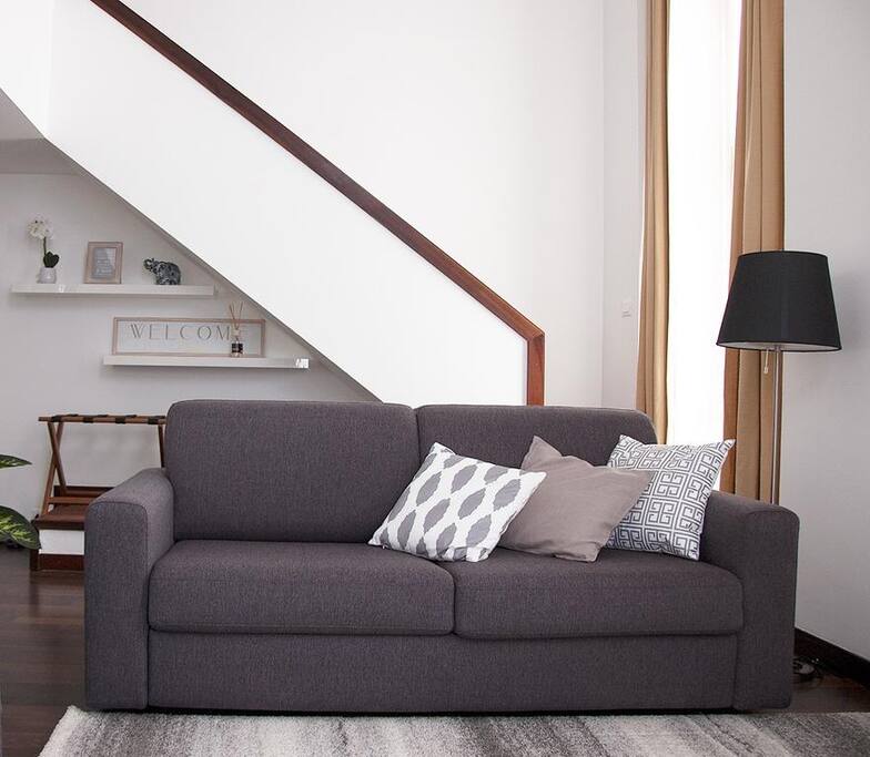 Sala con scala che porta al secondo piano dove si trova la zona letto con il bagno