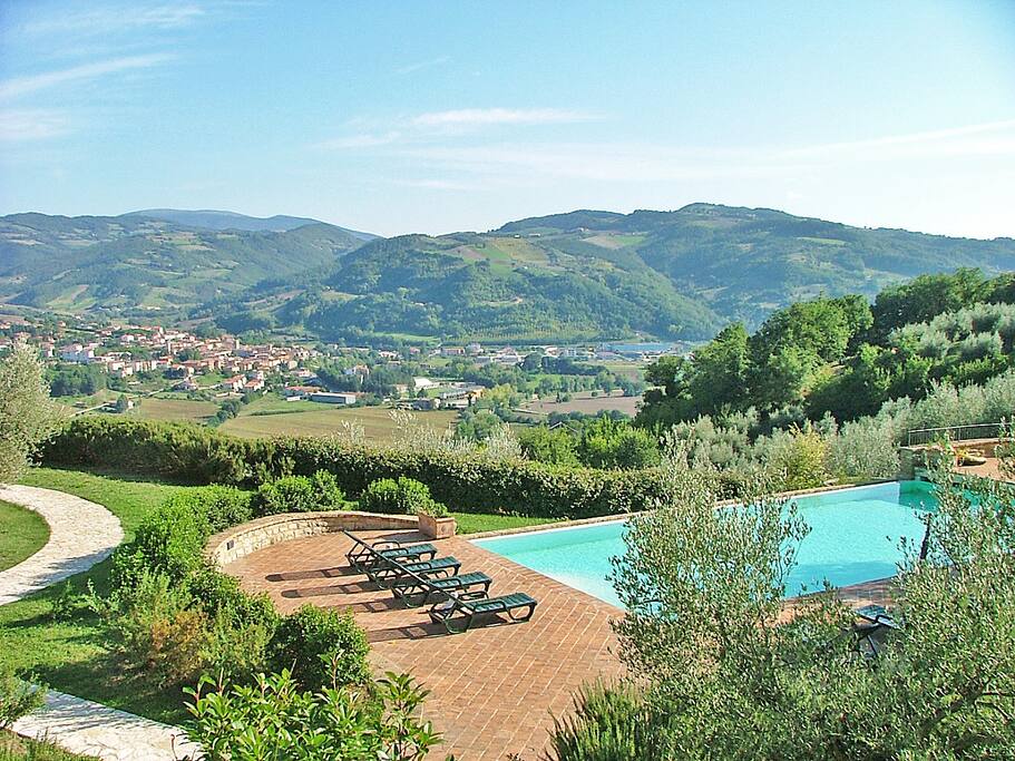 Vista panoramica della valle e della piscina