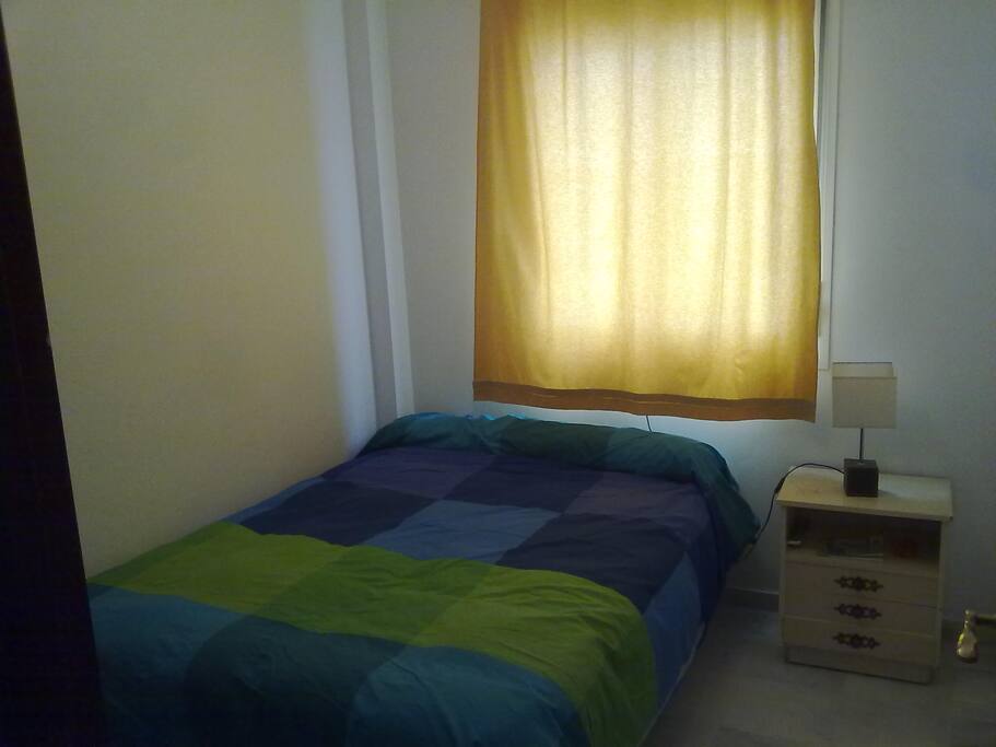 habitación con amplio armario empotrado. si fuera necesario por el numero de huéspedes se podría añadir una cama supletoria.