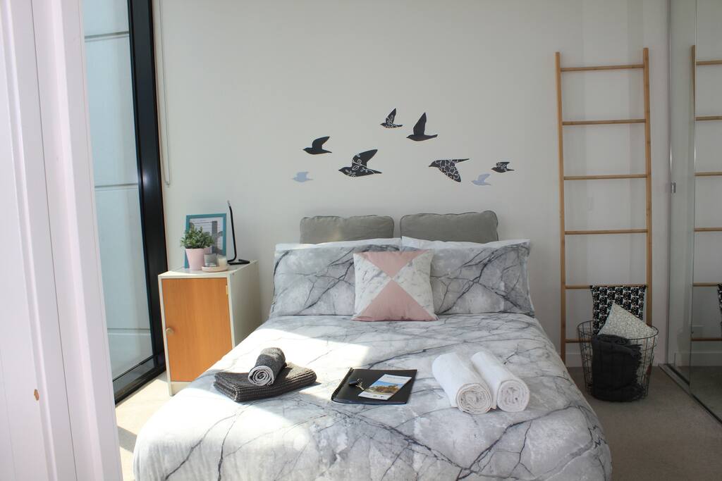 guests room.