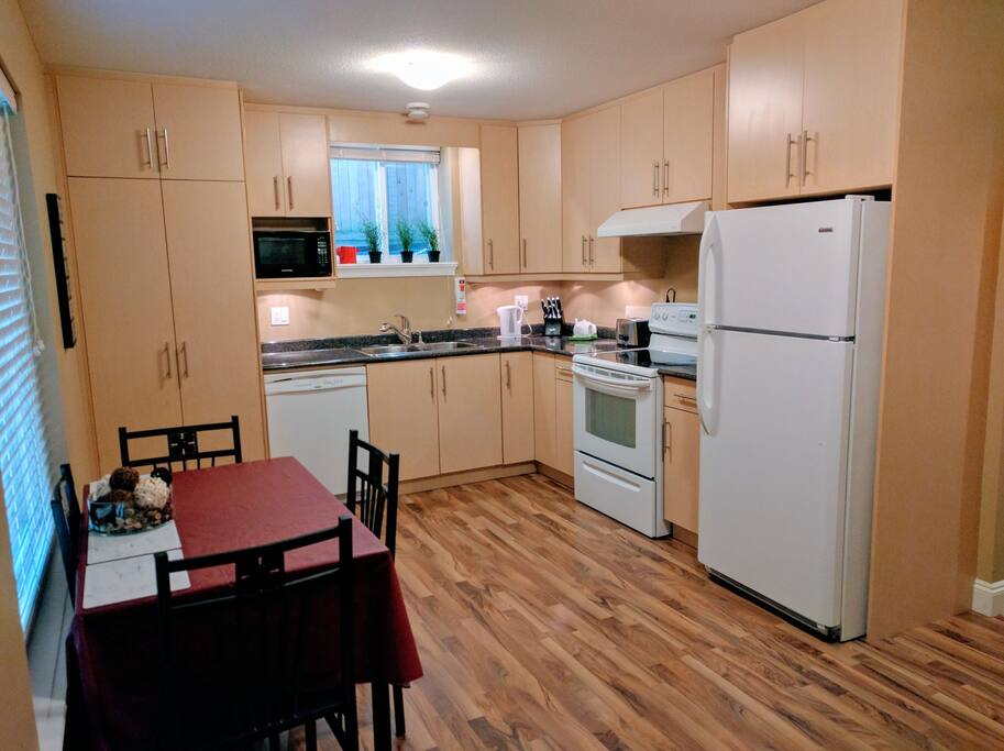 Kitchen, Washer/Dryer in Cabinet on left