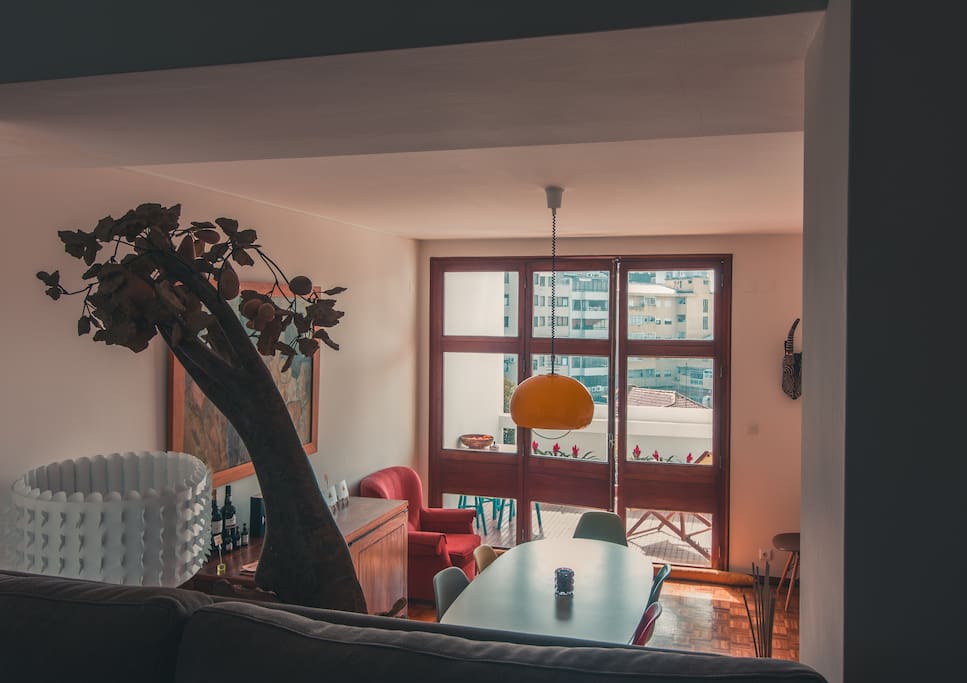 The apartment has two main floors. All the 5 rooms and bathrooms are in the upper level. Living rooms, dining room, kitchen and common terraces are downstairs.