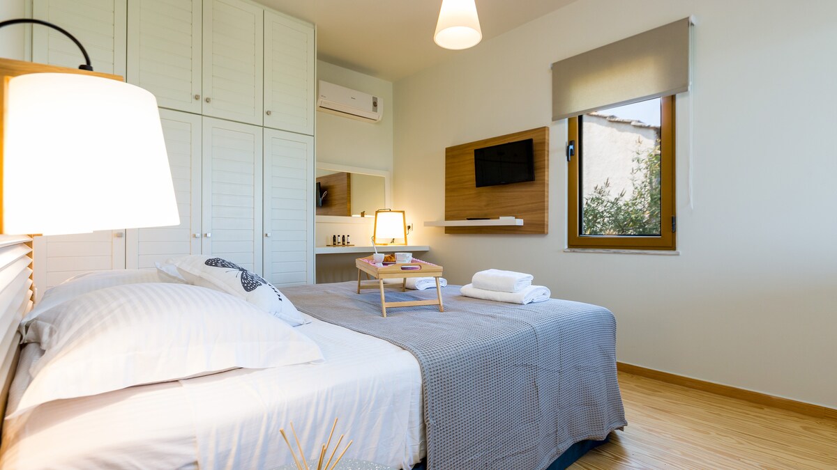 El tercer dormitorio. Cada dormitorio ofrece su propio aire acondicionado y TV. Ubicado en la planta principal.