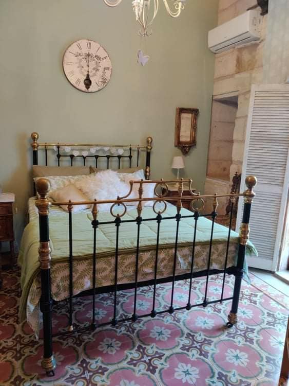 Glavna spavaća soba na 1. katu s velikim ormarom i kupaonicom.