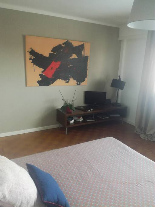 Chambre avec Télévision, accès WIFI - Bedroom with TV and WIFI.