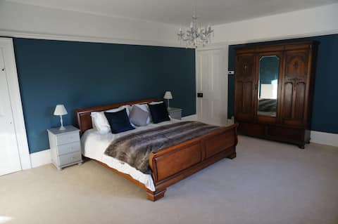 Badminton Farm - Traditional Cotswold Farmhouse