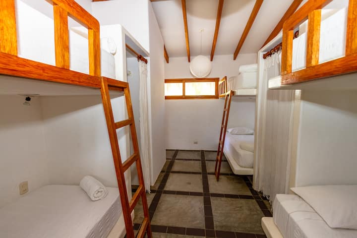 חדר 5 | 3 מיטות קומתיים | קומה שנייה