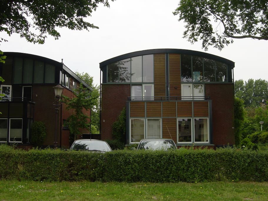 Modern house in historic environment, free parking in front