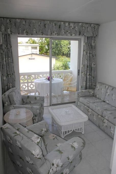 Shared Living Room has Sat - TV and Stereo Radio and DVD player. There are breakfast facilities as well. Kitchen located downstairs.