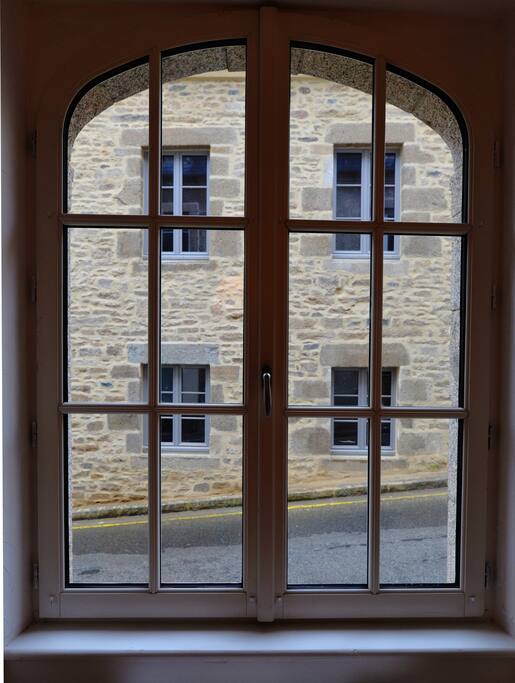 coté rue, vue sur le Musée du Ponant (en rénovation)