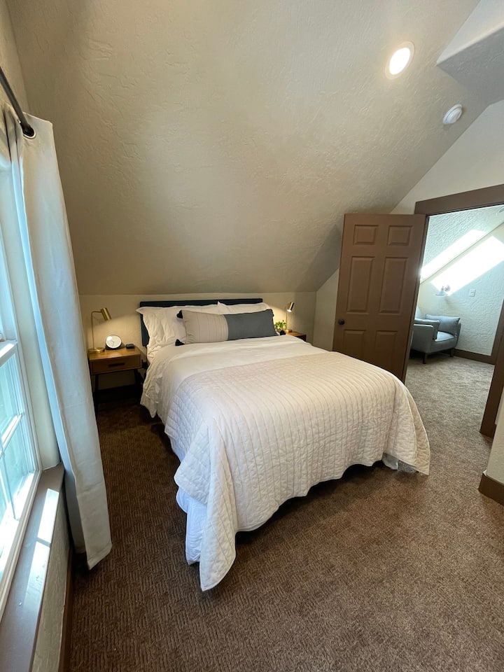 Boven 2e slaapkamer met queensize bed 