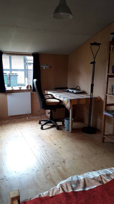 Er staat een bureau met stoel in. Hierop staat de tweepits-kookplaat.