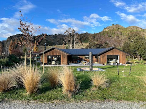 Beautiful sunny home in Bob's Cove