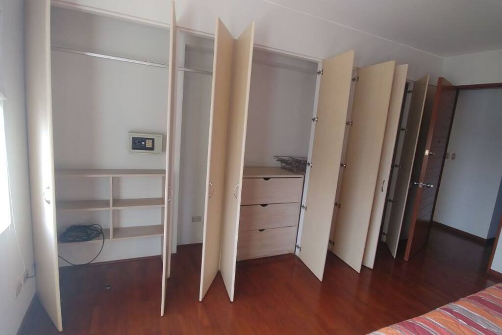 3 amplios cuartos el principal con propio baño.